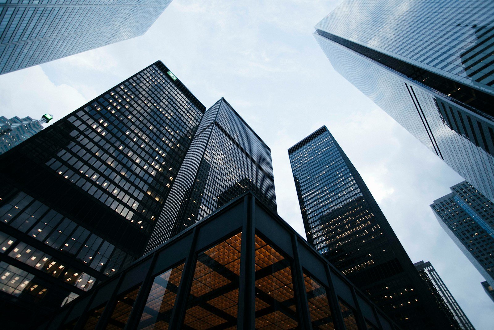 Nationwide Banks vs. Community Banks: Understanding the Key Differences